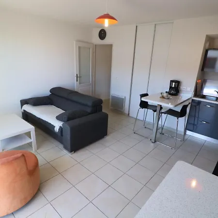 T2 Avec Terrasse, Parking Et Piscine A Sete, Proche - Fr-1-472-117
